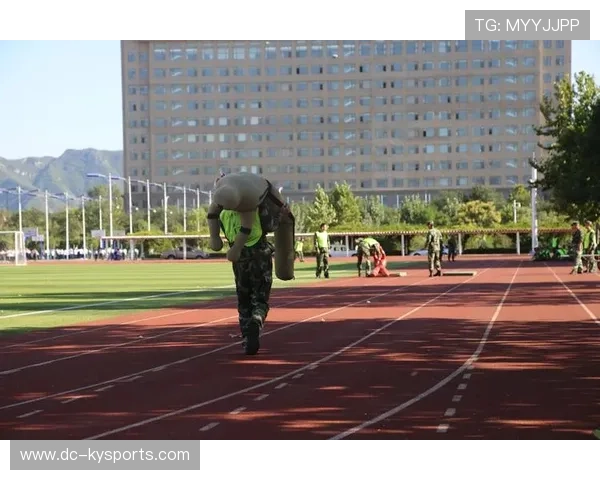 战斗不息：球场上的角逐激烈异常，酣畅淋漓，战斗不息的近义词